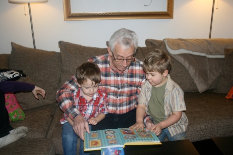 Morfar läste en av present-böckerna för mig och kusin Christoffer